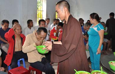 Nhân Đại lễ Phật Đản năm 2014, Ban từ thiện Thiền Viện Trúc Lâm Vạn Đức tổ chức phát quà từ thiện cho các đối tượng khu nuôi dưỡng tâm thần và lang thang cơ nhở tỉnh.